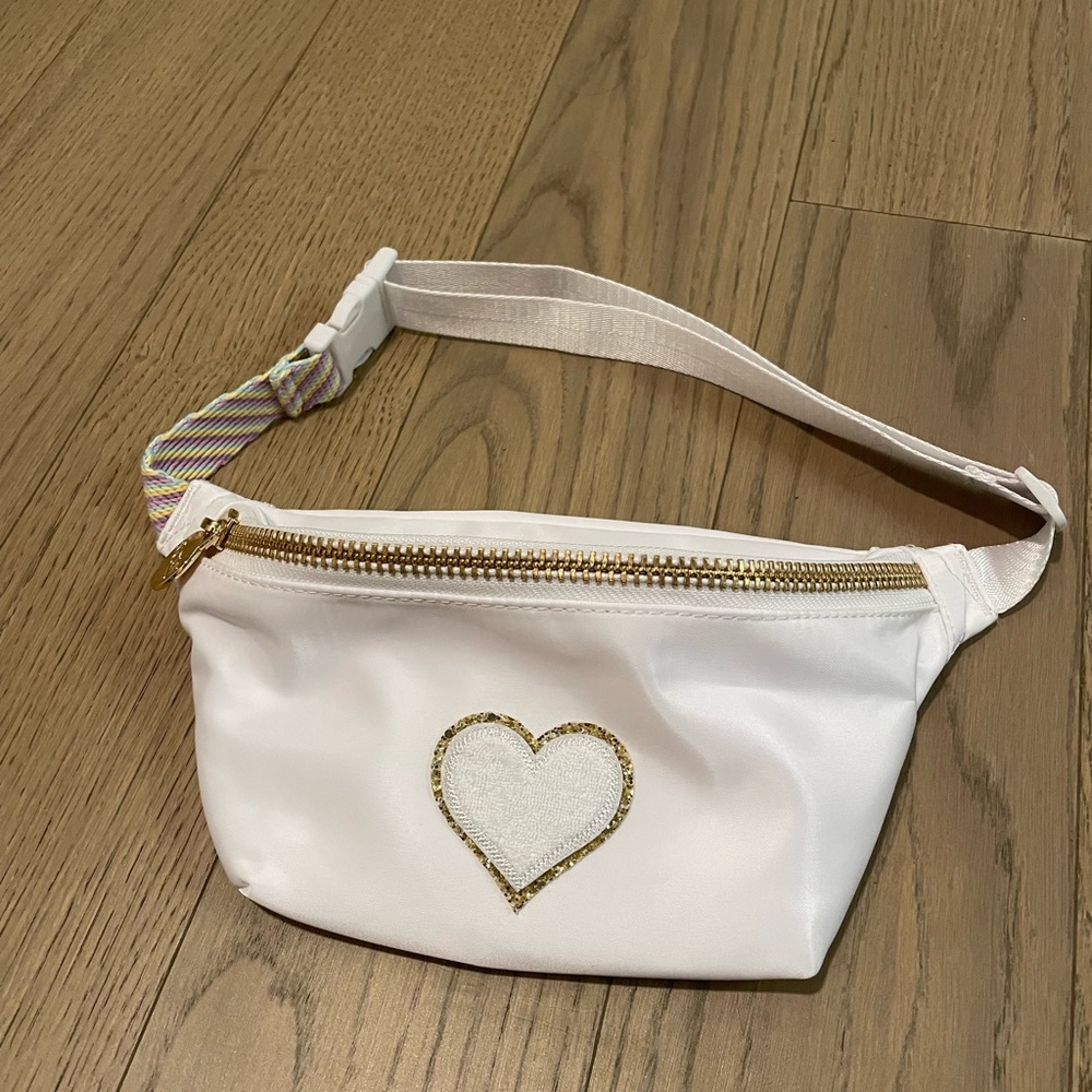 NEVER WORN- STONEY CLOVER LANE WHITE CLASSIC FANNY PACK WITH HEART PATCH